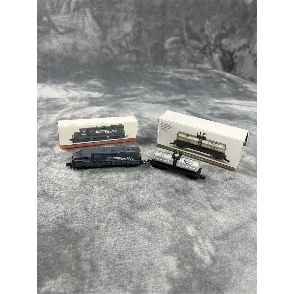Southern Pacific Locomotive + Tank Car RR # 9794 GP-60‎ Train Set Lot of 2 NEW